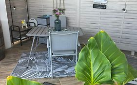 Mignon Studio Avec Veranda A 10 Mn Du Centre En Voiture